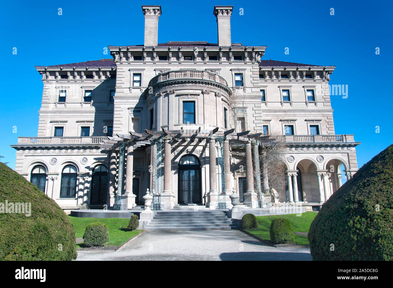 La facciata storica degli interruttori Mansion nel tardo autunno a Newport Rhode Island in una giornata di sole. Foto Stock