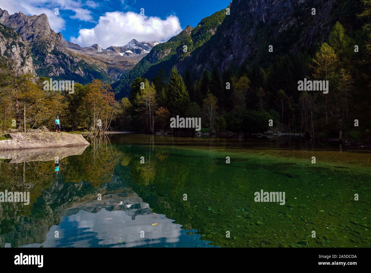 Piccolo lago con riflessioni, Val Masino, Mello, Mello Valley, Sondrio, Alpi Italiane, Italia, Sam Martino Foto Stock