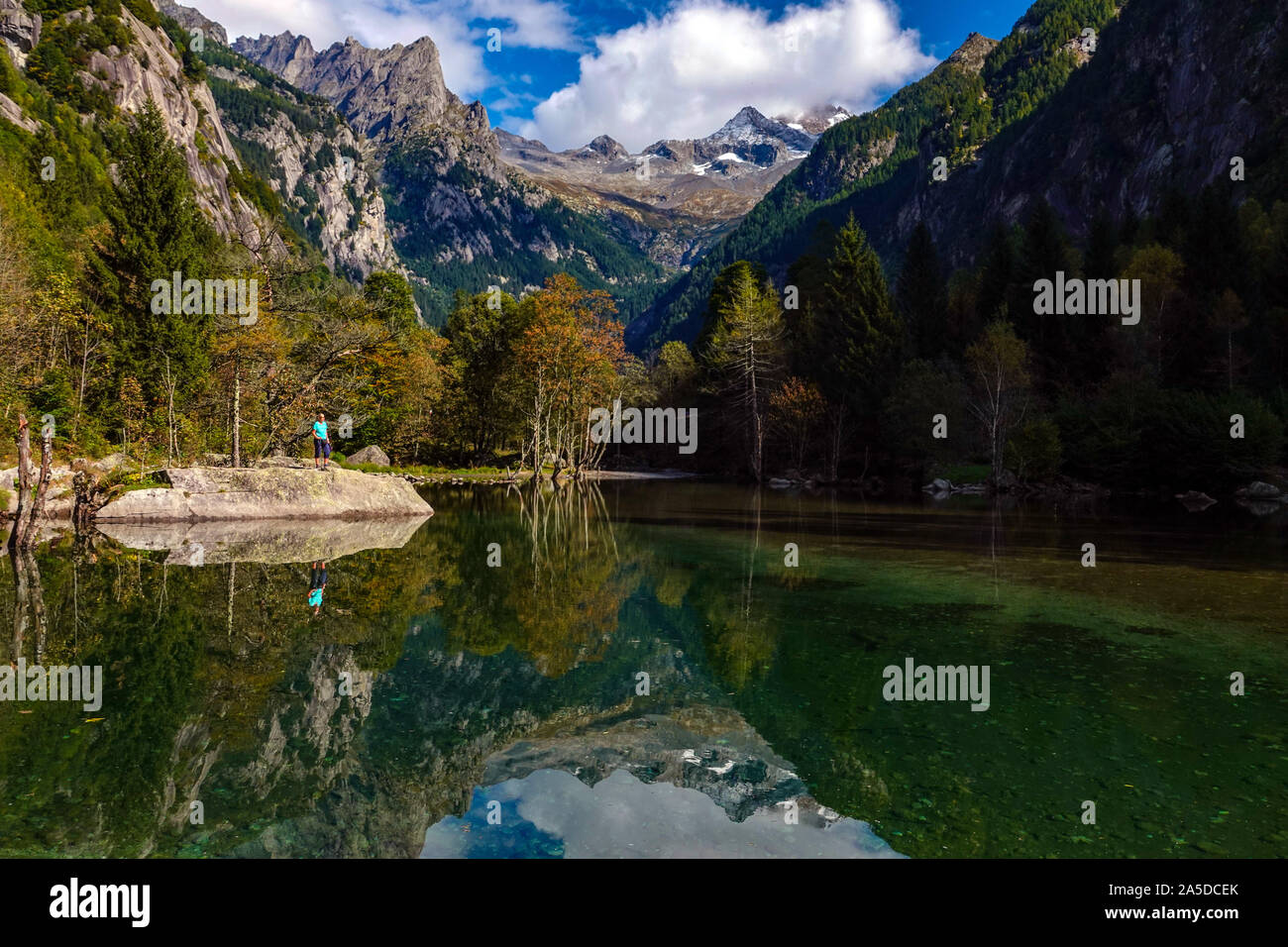 Piccolo lago con riflessioni, Val Masino, Mello, Mello Valley, Sondrio, Alpi Italiane, Italia, Sam Martino Foto Stock