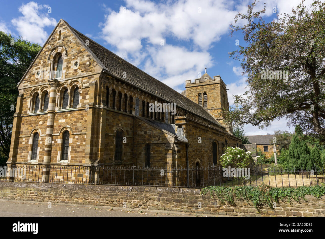 Esterno della Basilica di San Pietro, Northampton, Regno Unito; una ridondante chiesa normanna ora sotto la cura delle Chiese conservazione fiducia. Foto Stock