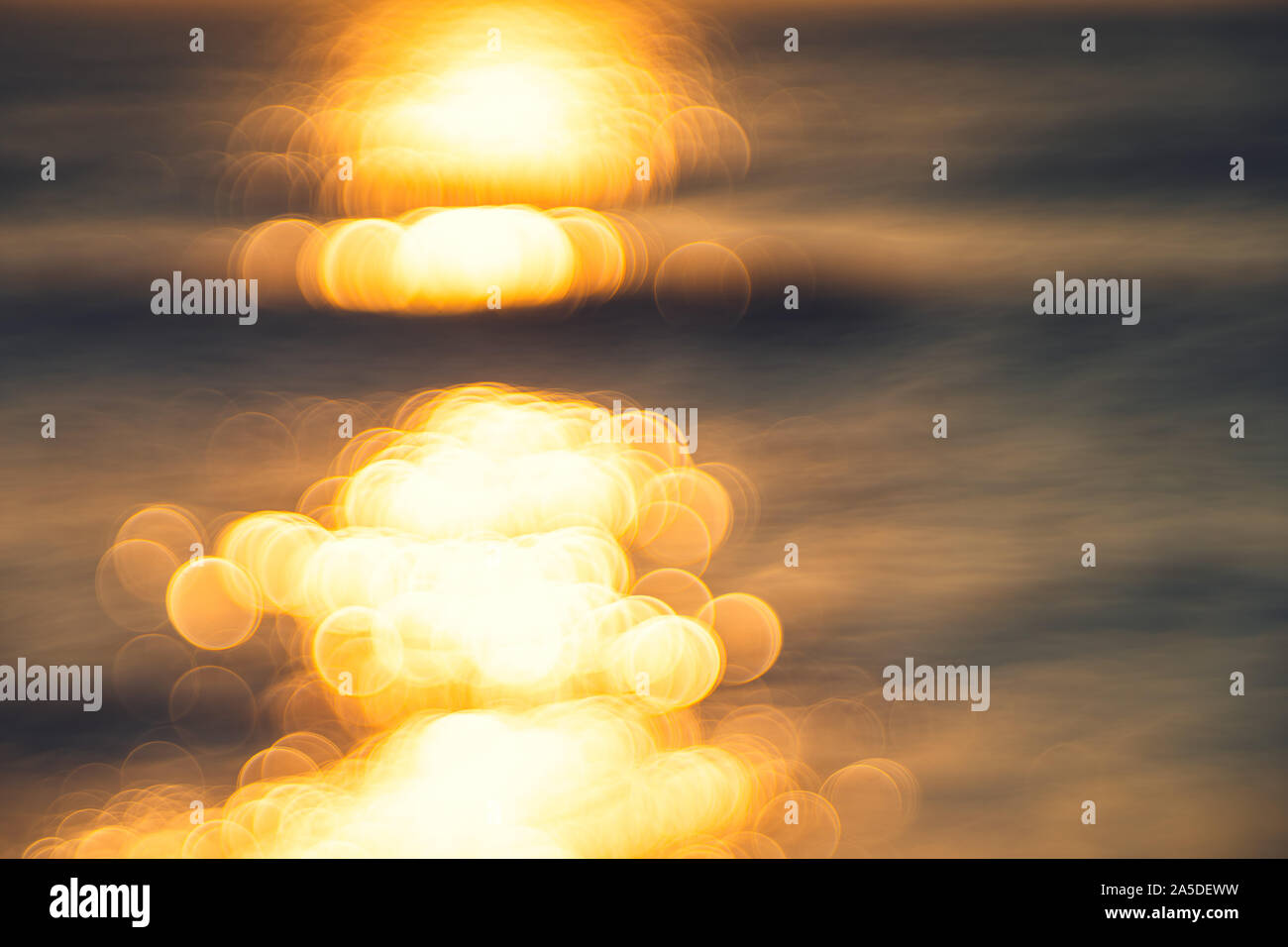La superficie del mare blink bokeh di fondo. Elemento di design Foto Stock