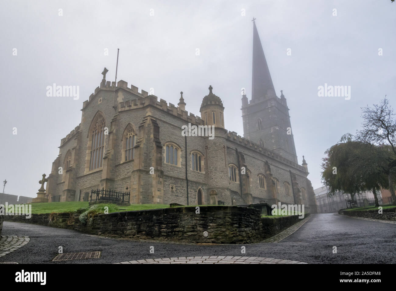 Derry, Regno Unito - Oct 13, 2019: st columb la cattedrale in una mattinata nebbiosa. Foto Stock