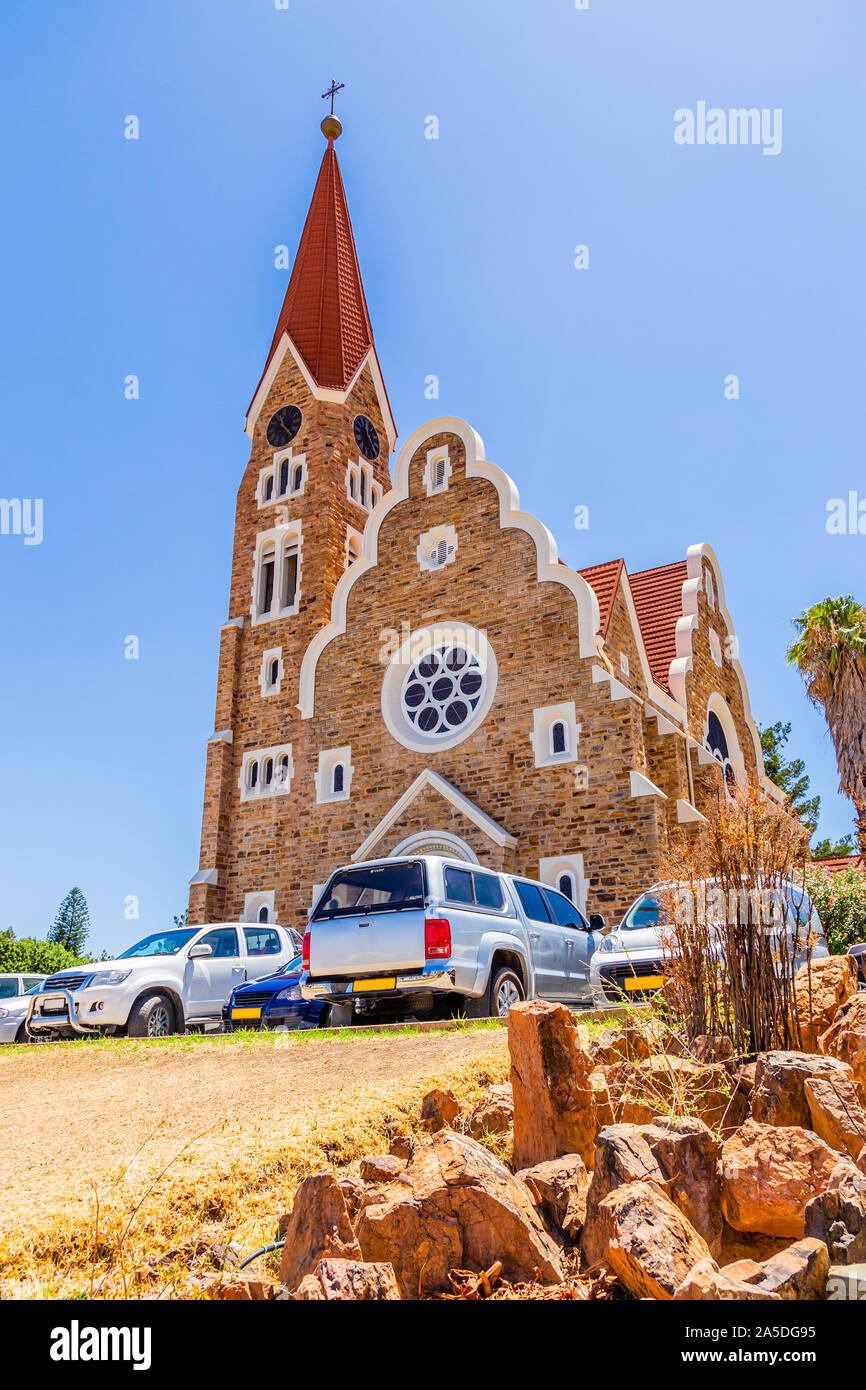 Luteran la Chiesa di Cristo e la strada con auto di fronte, a Windhoek, Namibia Foto Stock