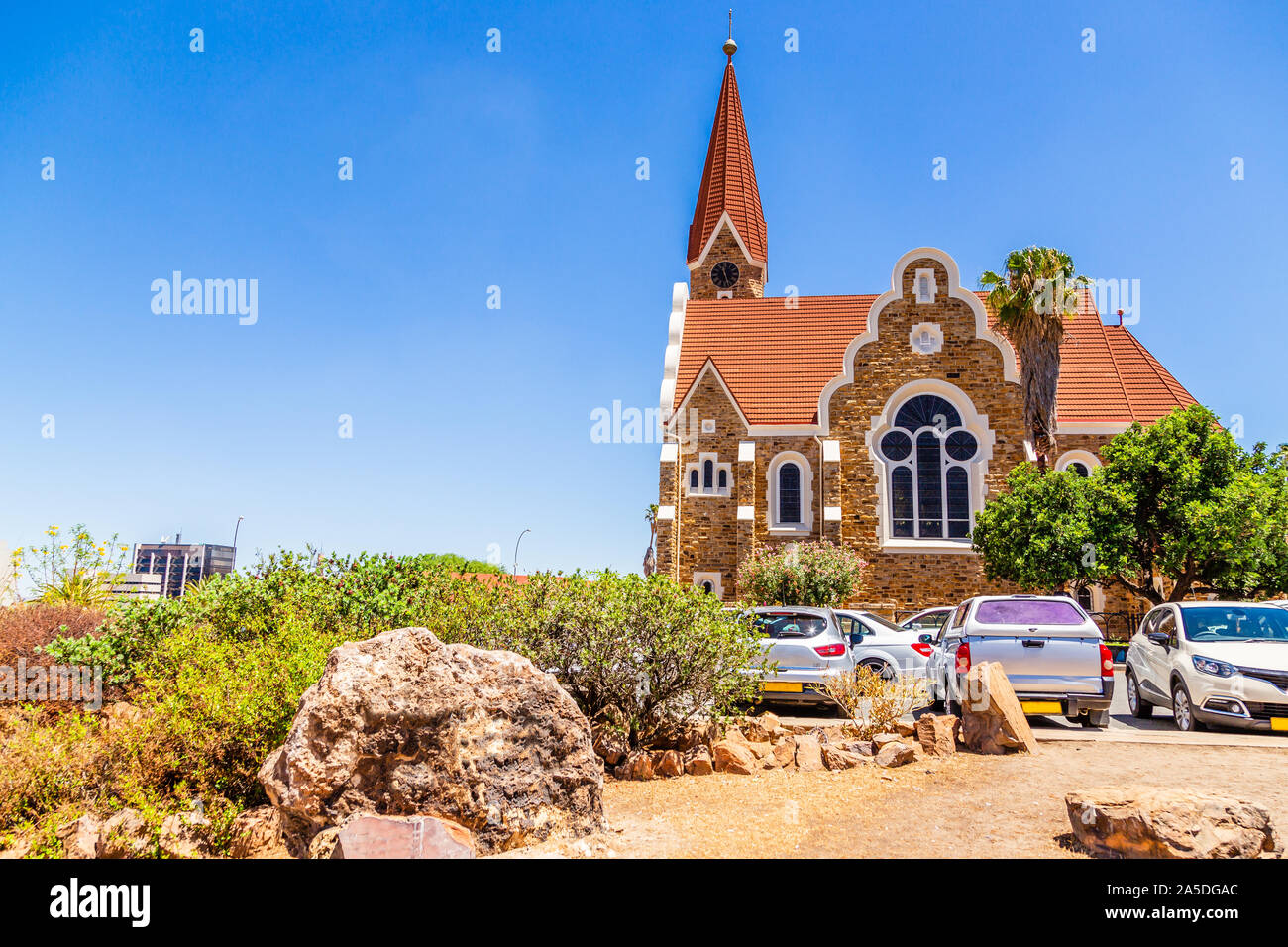 Luteran la Chiesa di Cristo e la strada con auto di fronte, a Windhoek, Namibia Foto Stock