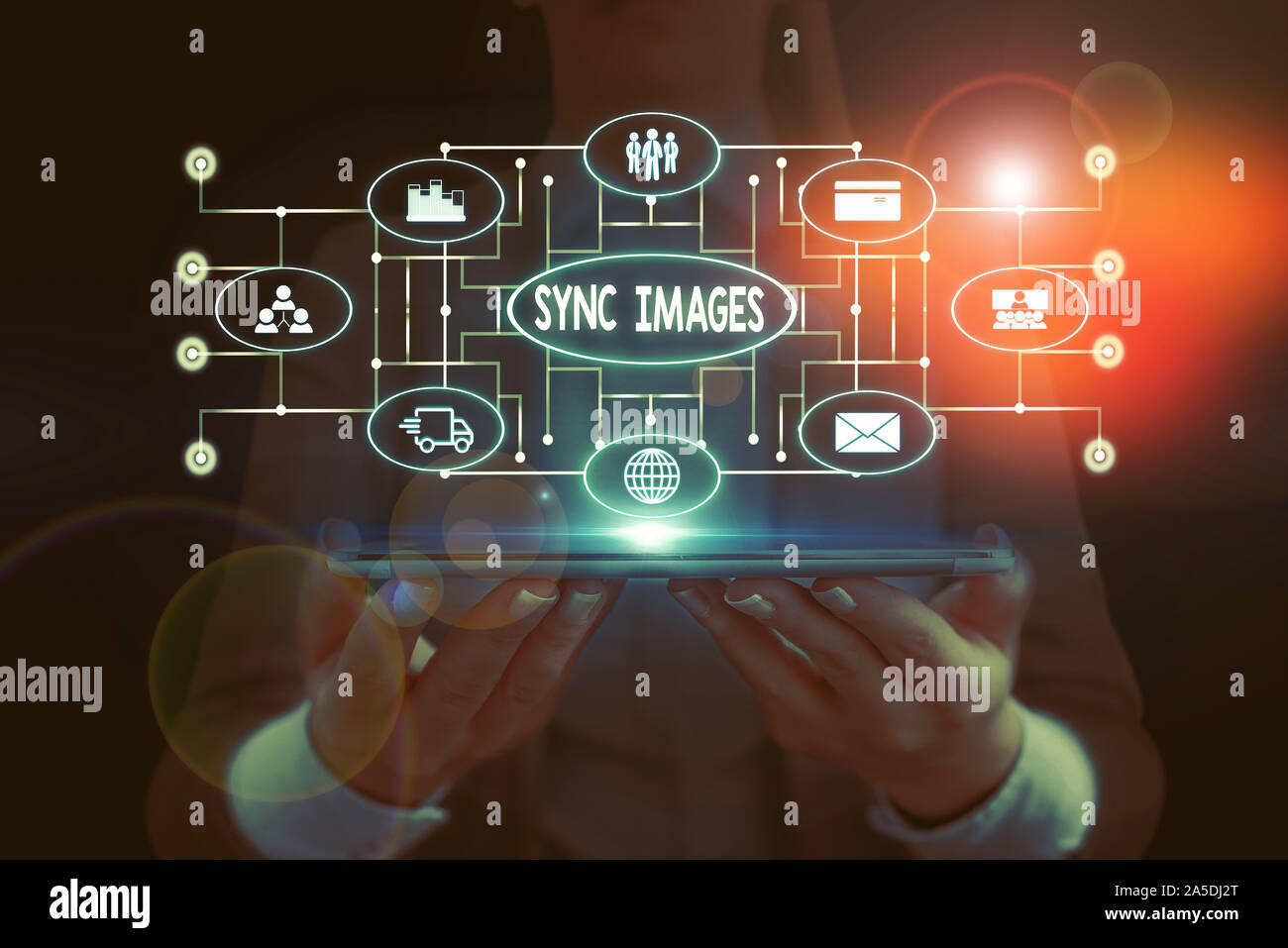 Segno di testo che mostra le immagini di sincronizzazione. Business photo vetrina per fare foto identiche in tutti i dispositivi accessibili ovunque donna formale indossare tuta di lavoro presen Foto Stock