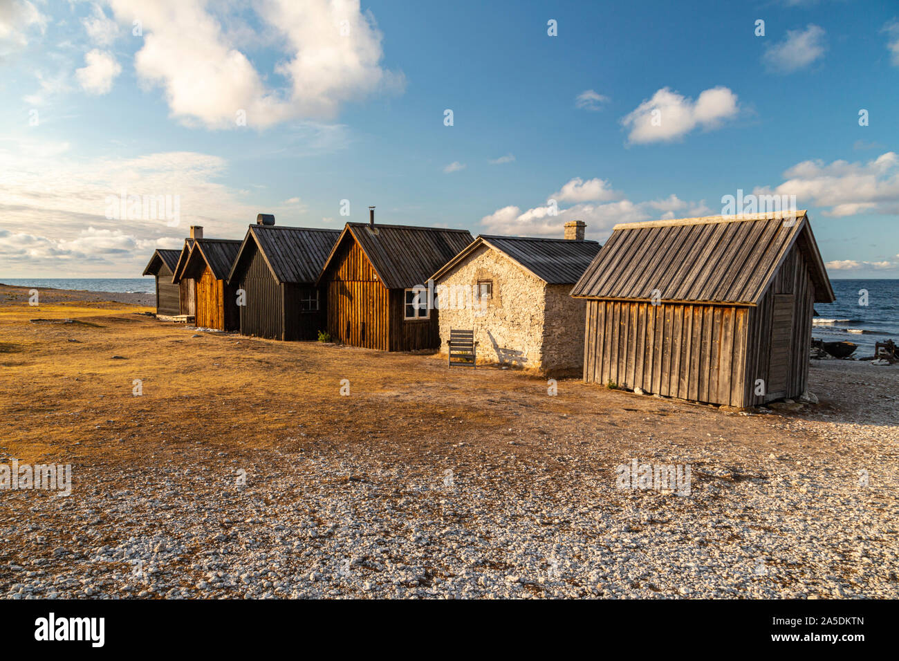 Helgumannen accampamento di pesca al tramonto con dei bei colori caldi, Gotland, Svezia Foto Stock