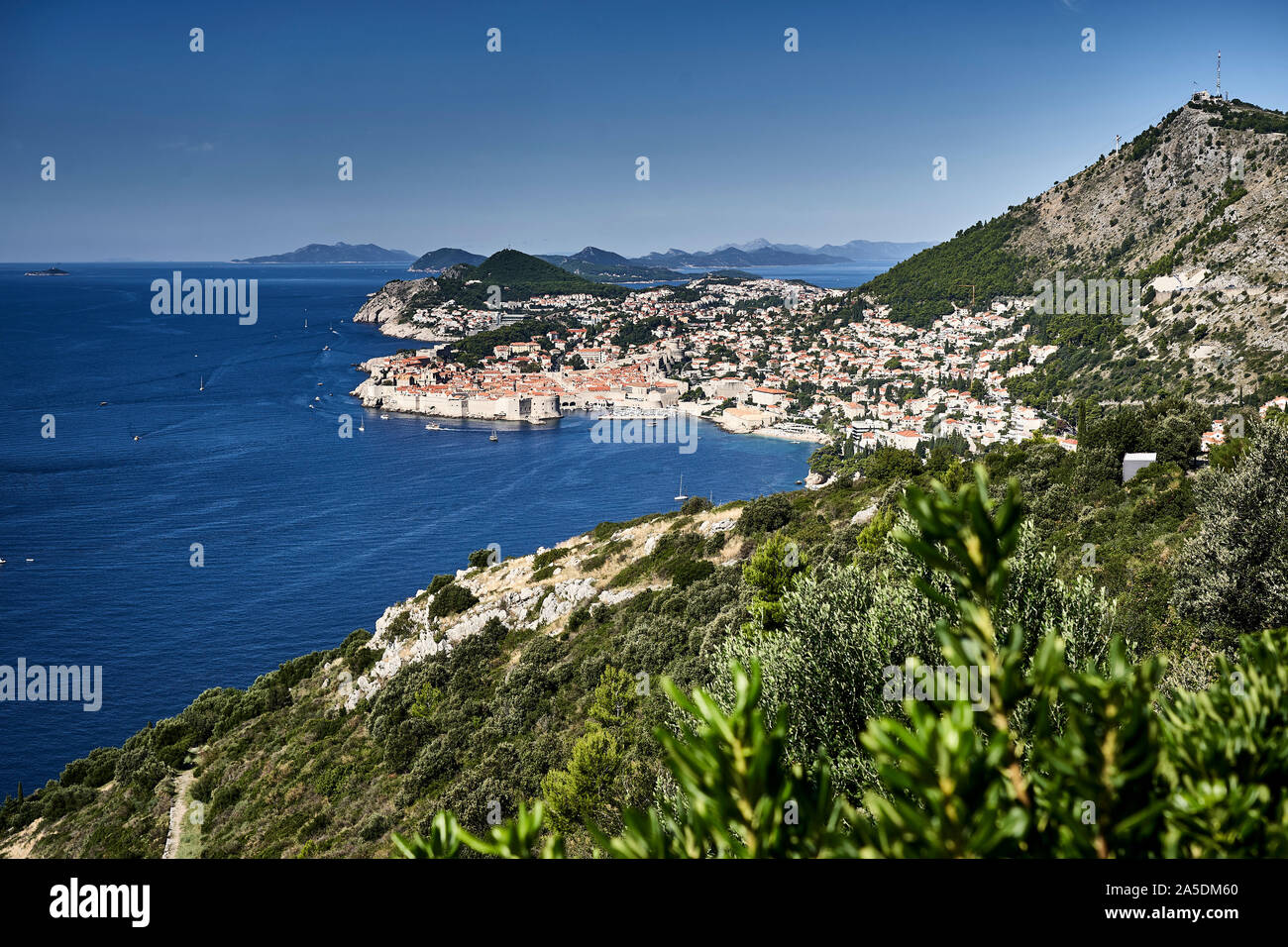 Vista panoramica estiva sulla vecchia città di Dubrovnik e sulla costa adriatica, Croazia Foto Stock