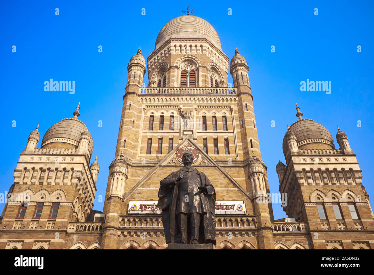 La Brihanmumbai Municipal Corporation edificio (BMC), Mumbai, India; anteriore: una statua di Parsi politico / avvocato Sir Pherozeshah Mehta (1845-1915) Foto Stock