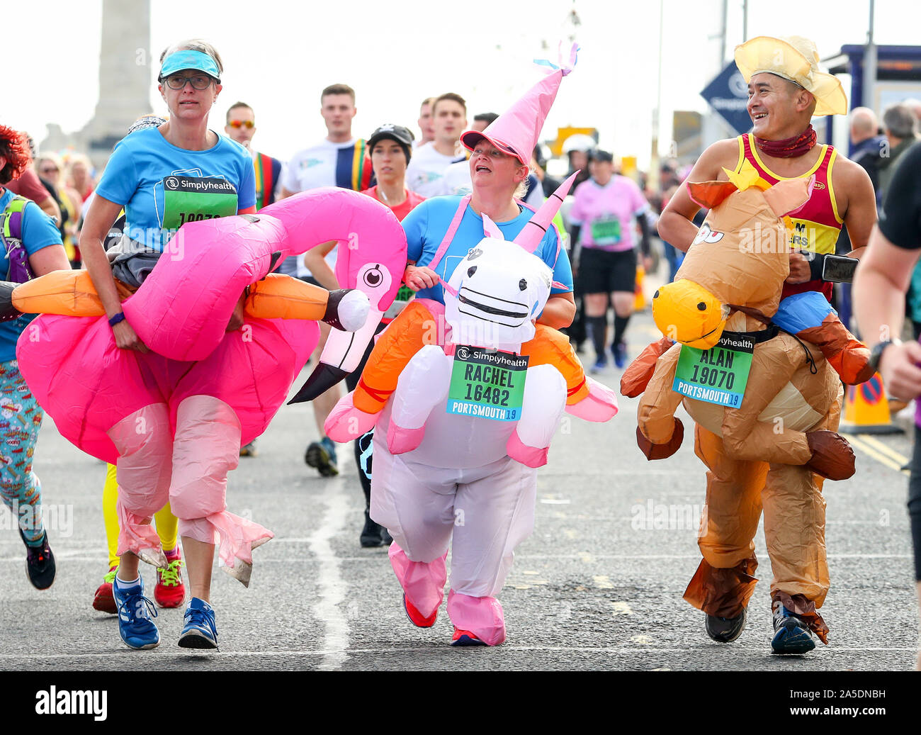 Portsmouth, Regno Unito. Xx Ottobre 2019. Oltre 20.000 corridori in testa all'inizio del Grande Sud Run, che quest'anno festeggia il suo trentesimo anniversario. Credito: Stuart Martin/Alamy Live News Foto Stock