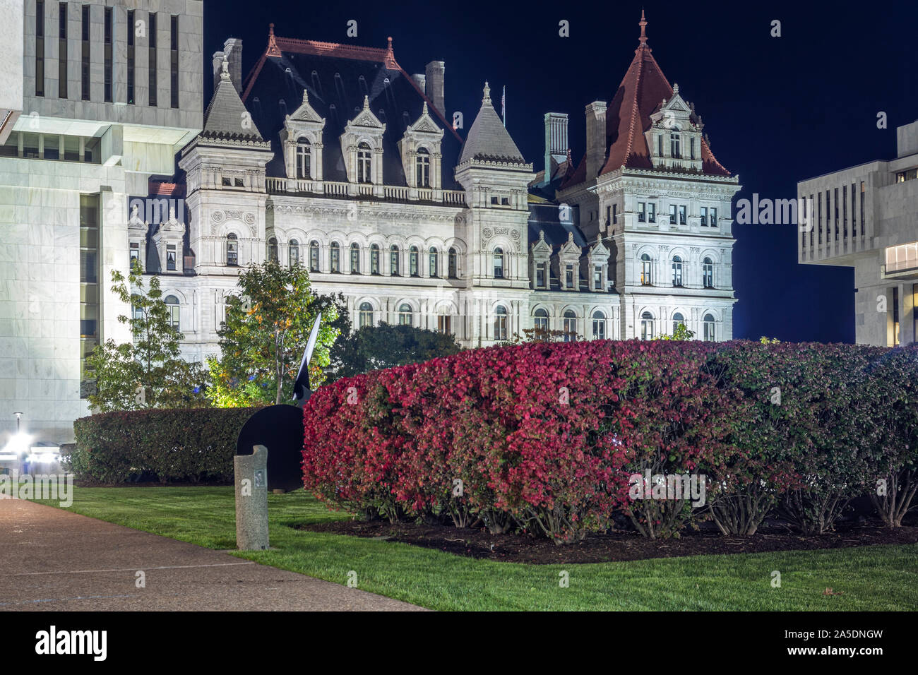 Albany, New York, Stati Uniti d'America - 16:9 vista notturna della New York State Capitol Building Foto Stock