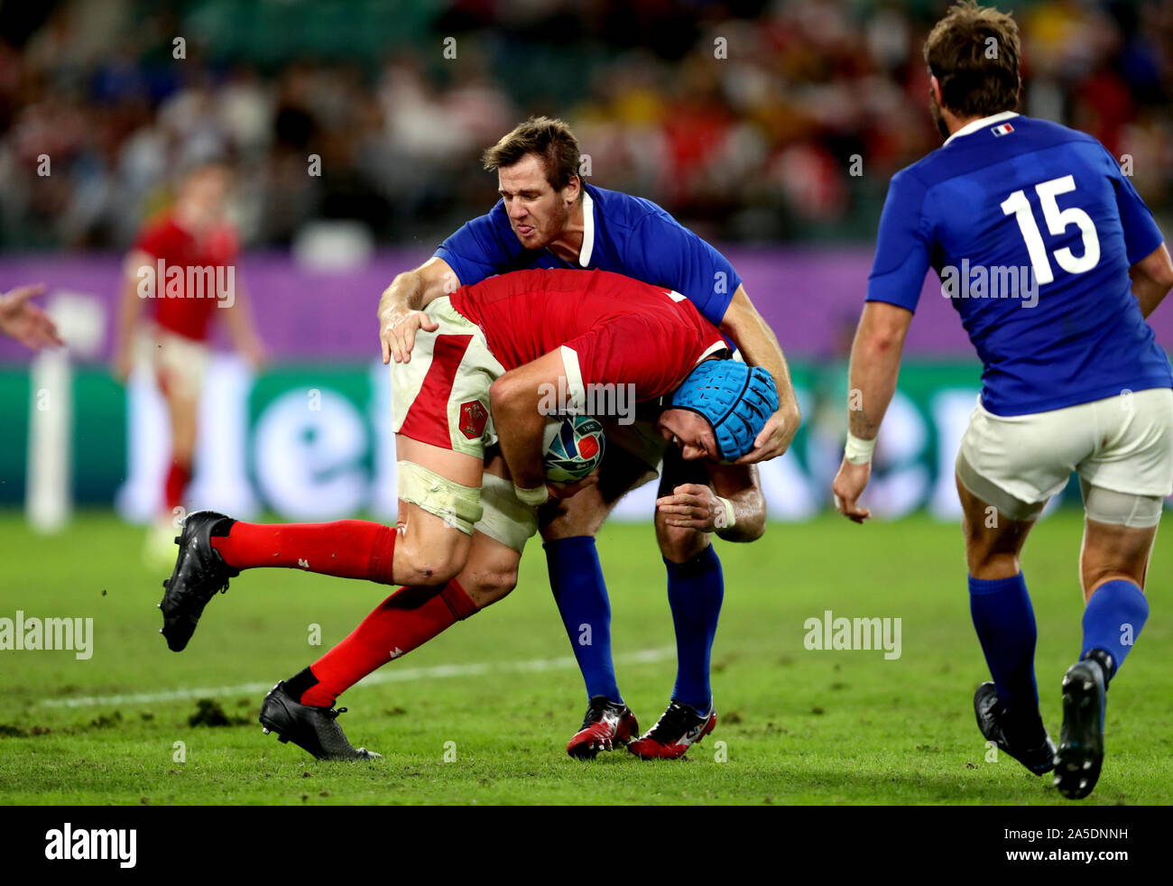 Il Galles Justin Tipuric (fondo) e quella della Francia Camille Lopez in azione durante il 2019 Coppa del Mondo di Rugby Quarti di Finale corrispondono a Oita Stadium. Foto Stock