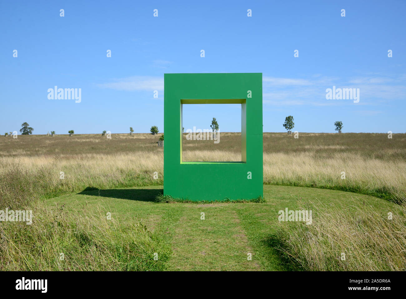 Paesaggio inglese o prato incorniciato dal verde abitazione (2019) scultura o installazione d arte da Krijn de Koning Compton Verney Warwickshire Inghilterra Foto Stock