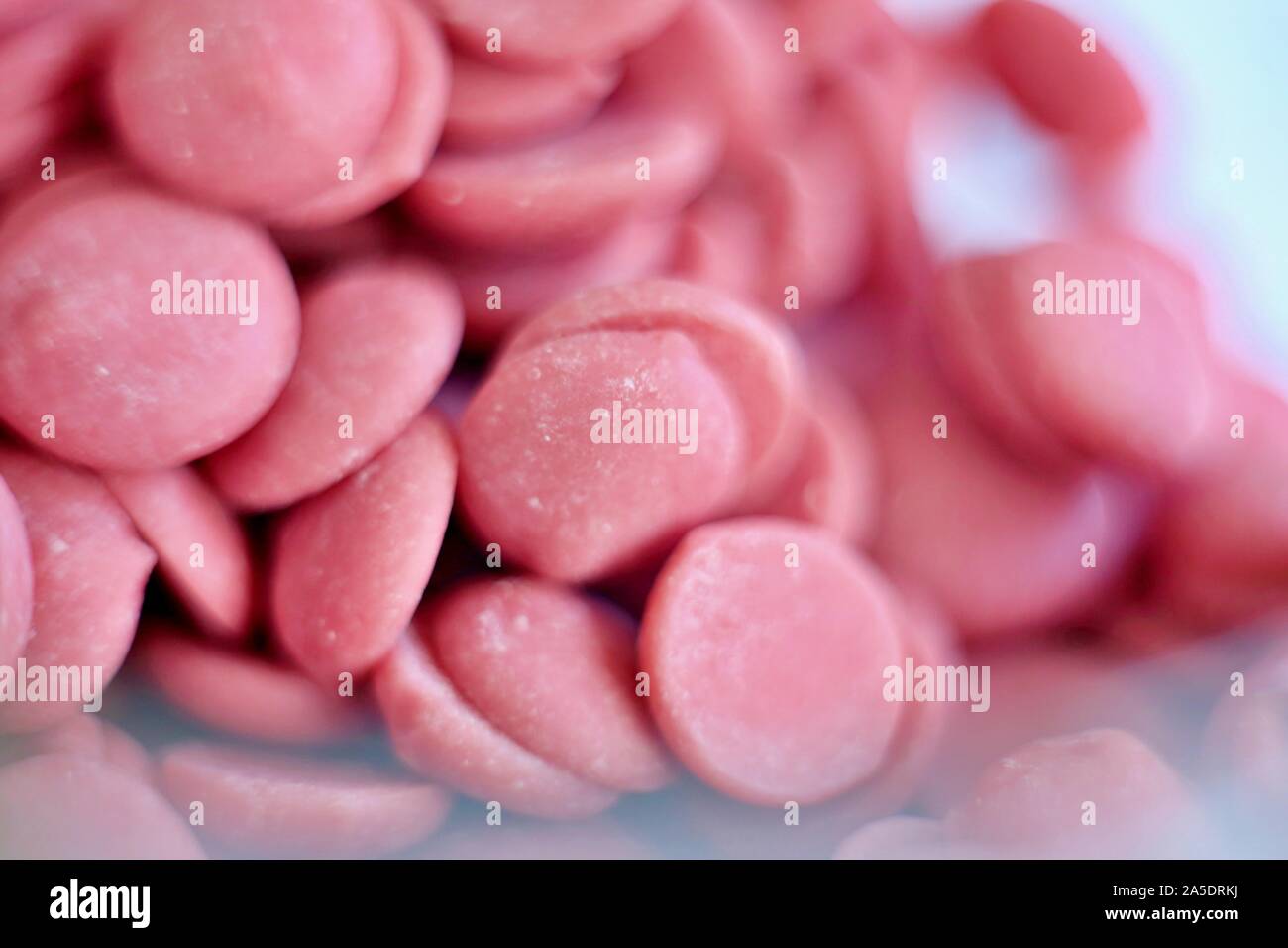 Ruby cioccolato fatto da ruby fava di cacao, si tratta di una esperienza completamente nuova... Ruby offre un intenso piacere sensoriale, un modo totalmente nuovo di gusto Foto Stock