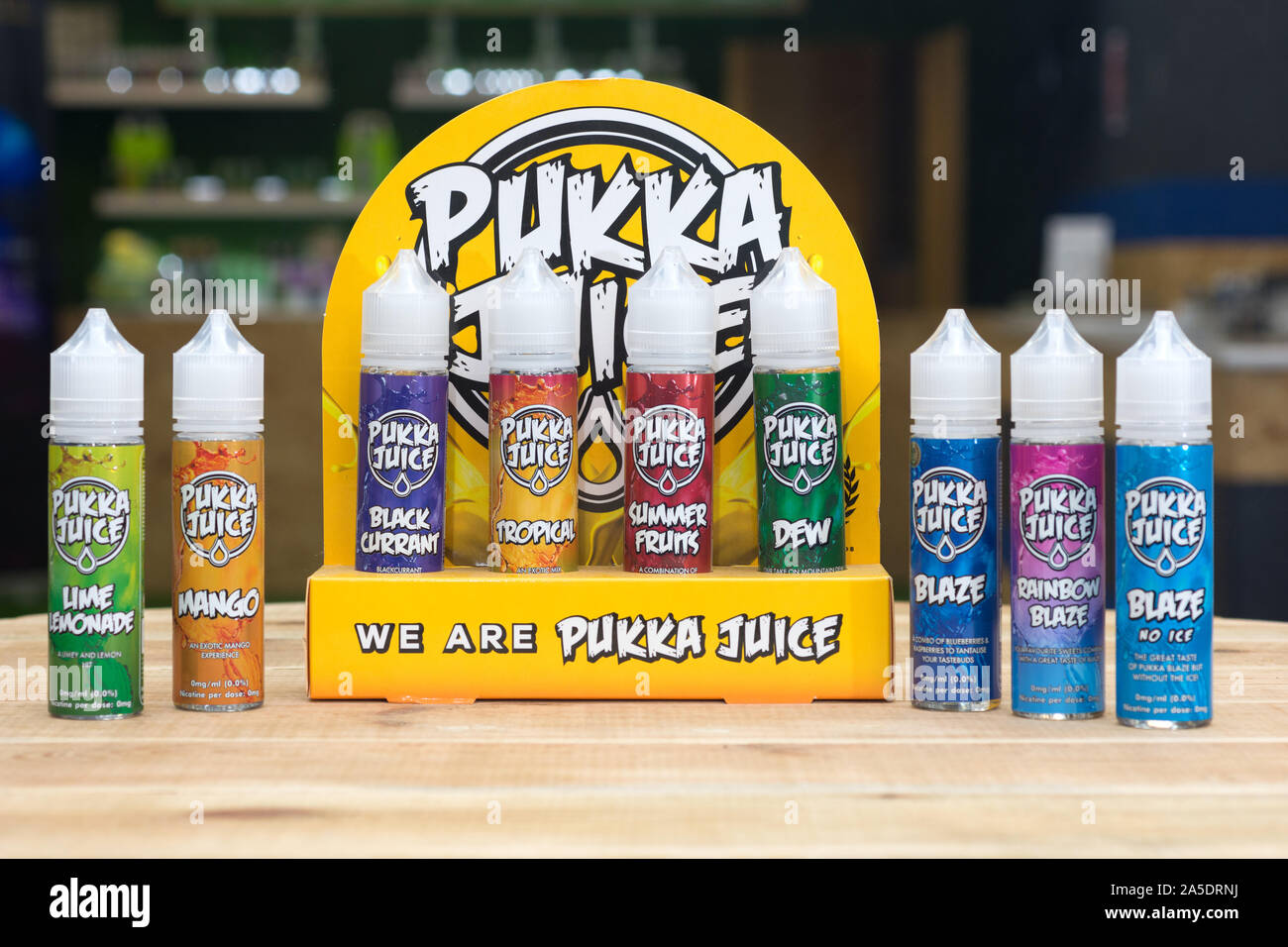 Succo Pukka 60ml corto-fill e-liquido sul display interno un scozzese vape shop Foto Stock