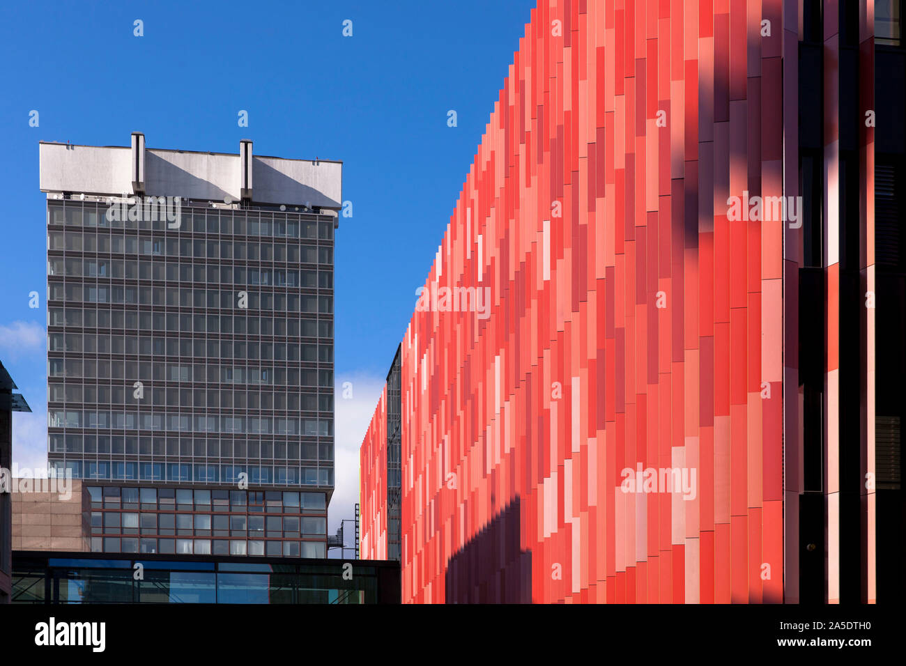 University Hospital, il Bettenhaus (bed house) sullo sfondo e il centro di oncologia integrata, Colonia, Germania. Universitaetsklinikum, im Foto Stock
