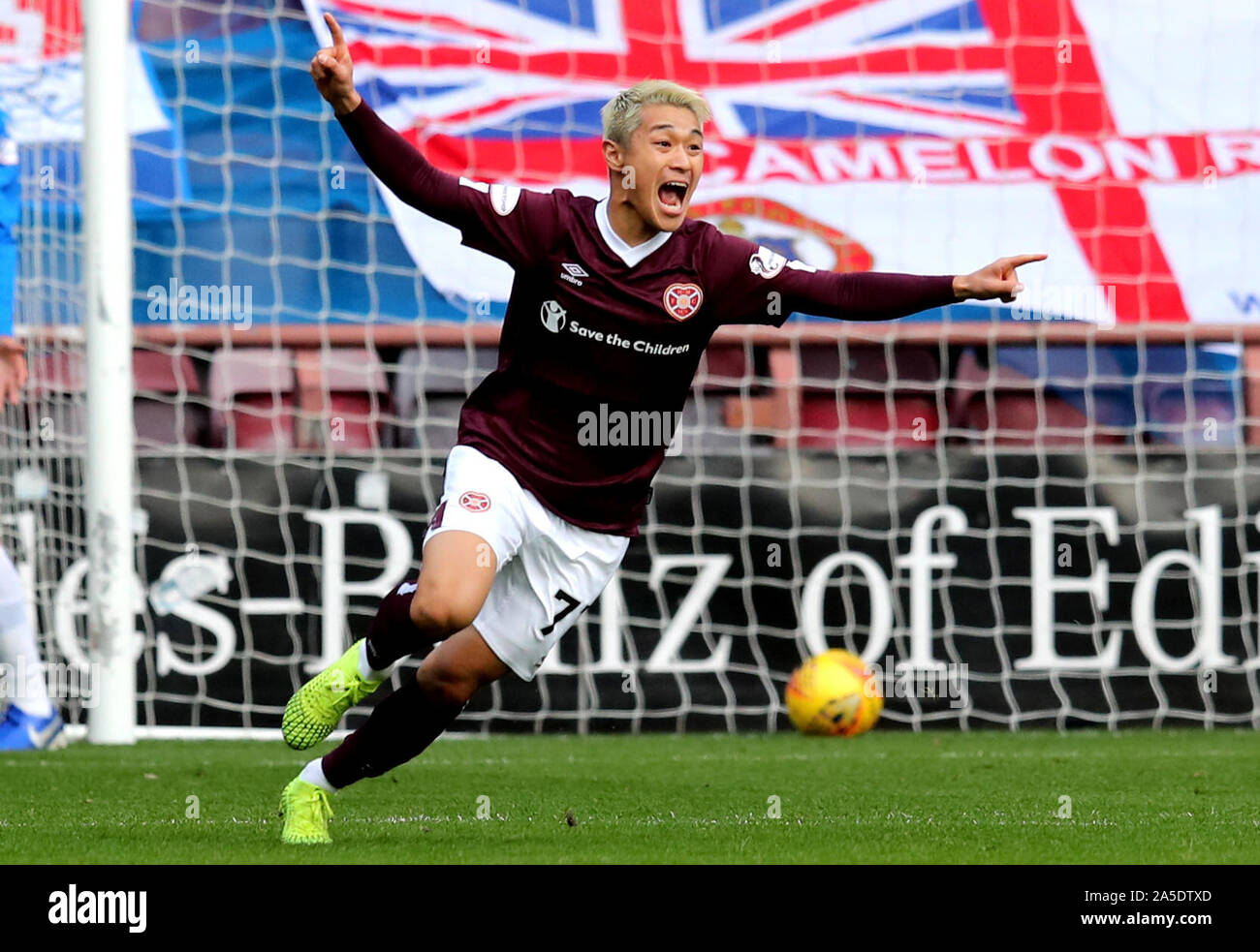 Cuore di Midlothian's Ryotaro Meshino punteggio celebra il suo lato del primo obiettivo del gioco durante la Ladbrokes Premiership scozzese corrispondono a Tynecastle Park, Edimburgo. Foto Stock