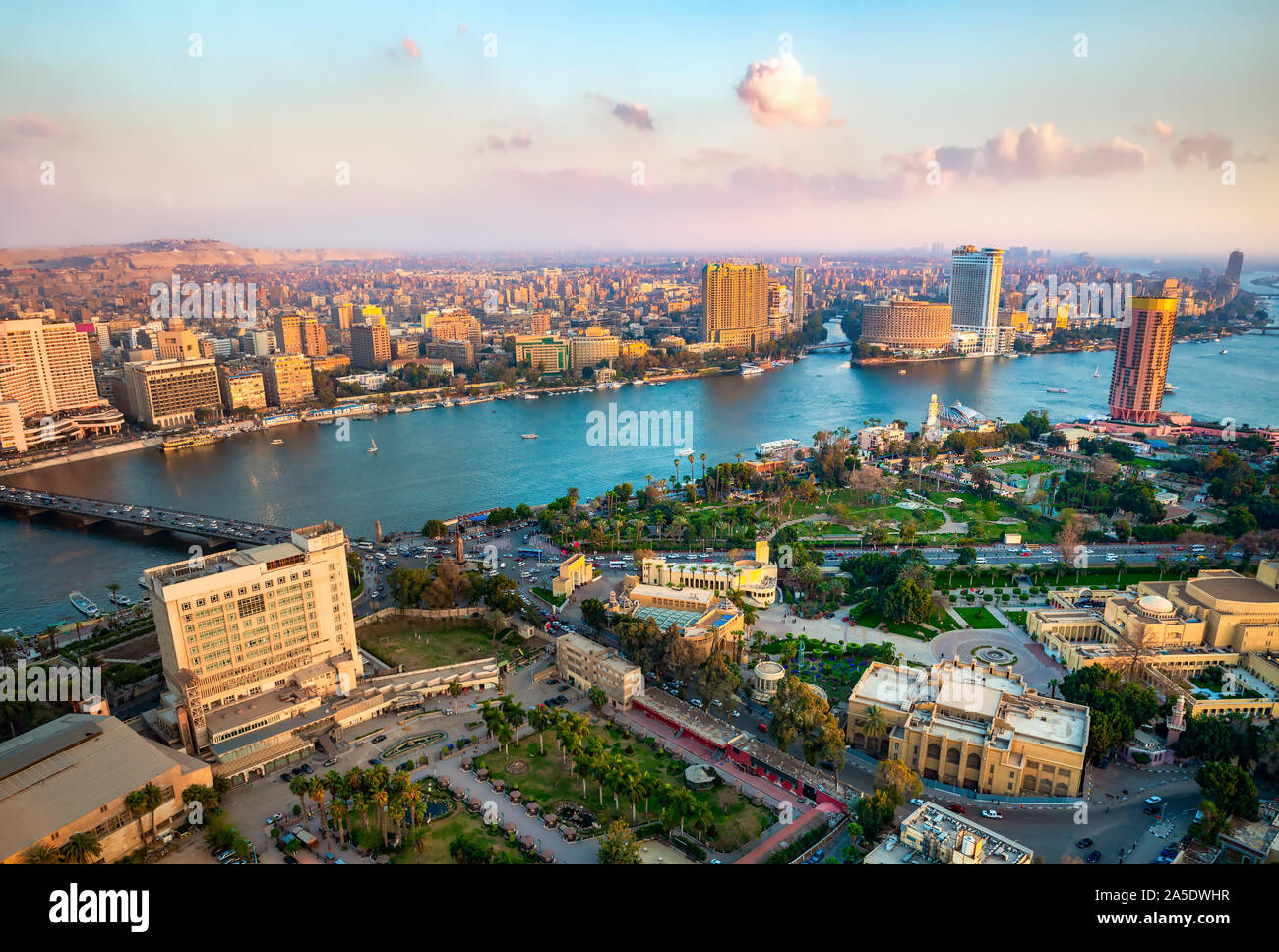 Panorama del paesaggio urbano Cairo prese durante il tramonto dalla famosa Torre de Il Cairo, il Cairo, Egitto Foto Stock