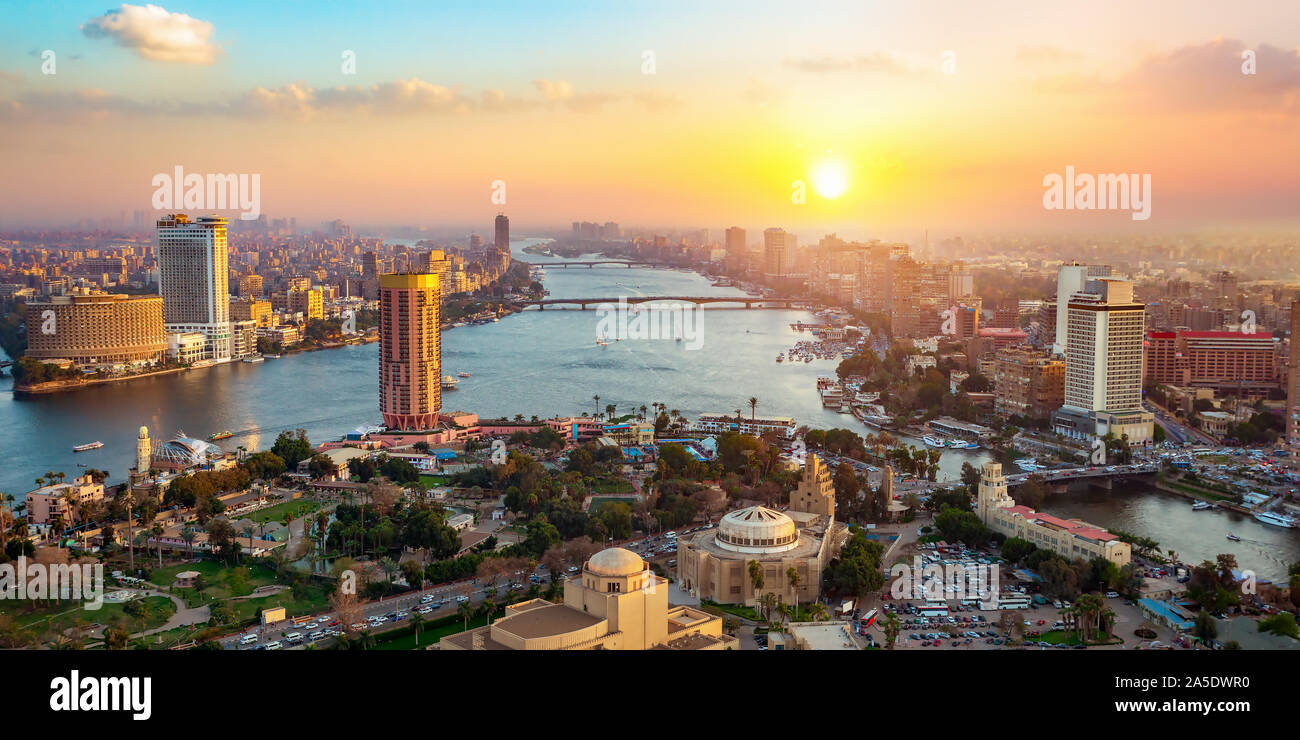 Panorama del paesaggio urbano Cairo prese durante il tramonto dalla famosa Torre de Il Cairo, il Cairo, Egitto Foto Stock