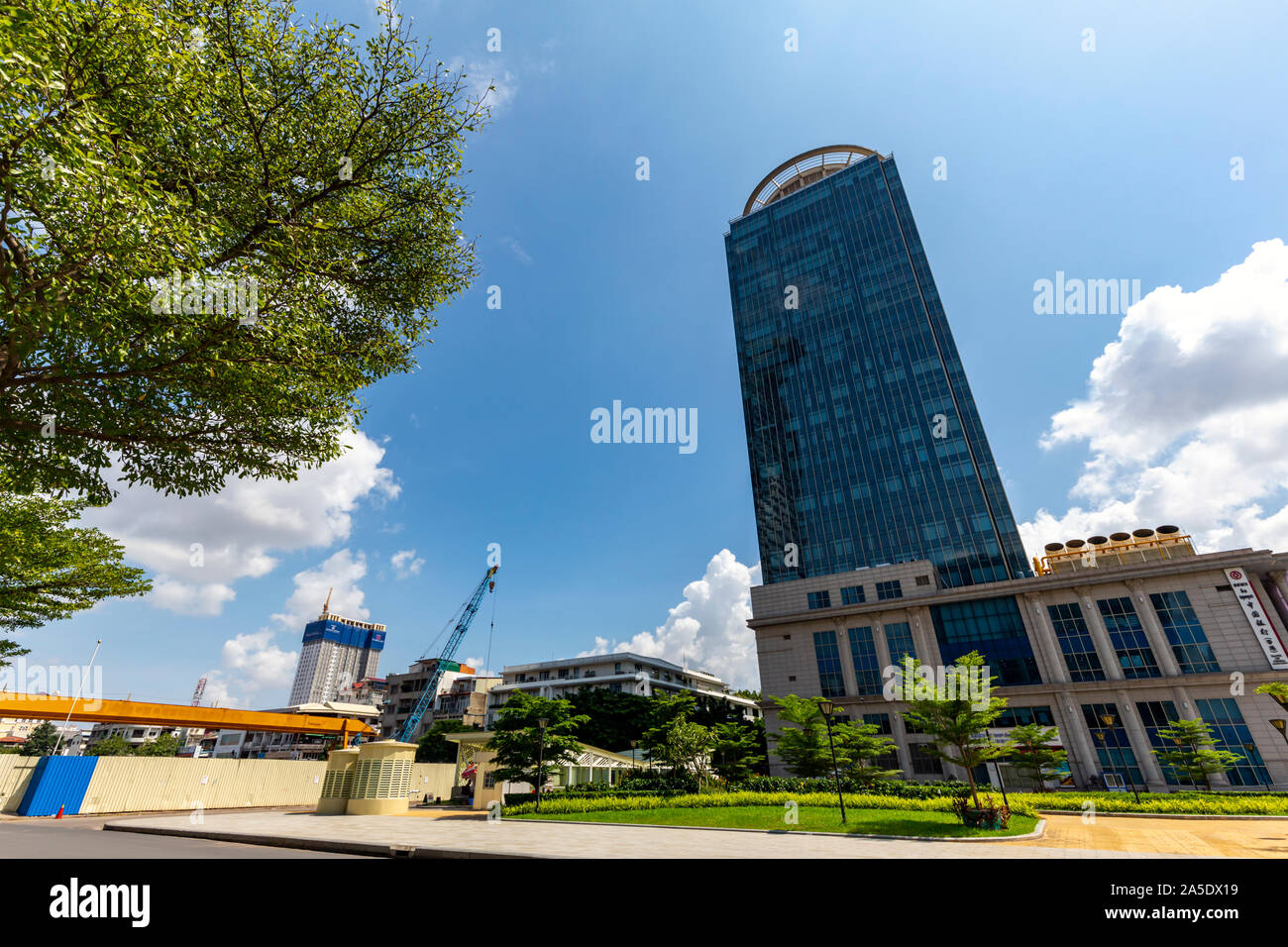 La Banca Canadia costruire torri oltre l'ex libertà Park & la Banca di Cina (Hong Kong) nel centro della città di Phnom Penh Cambogia. Foto Stock
