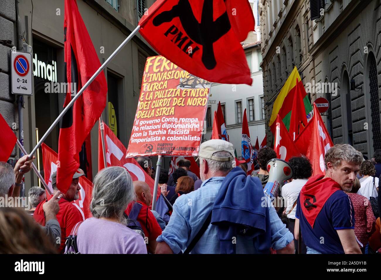 Manifestazione per la pace da parte del Partito Marxista-Leninista Italiano, PMLI, un partito comunista italiano, Firenze, Italia. Chiamata per una sosta per l'invasione turca e la pulizia etnica contro i curdi, Foto Stock