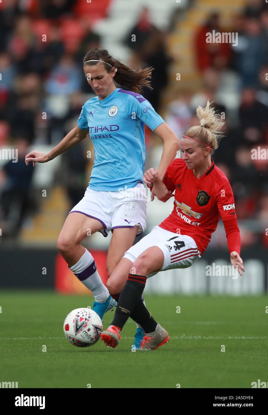 Jill Scott di Manchester City (a sinistra) e Jackie Groenen del Manchester United combattono per la palla durante la partita della Women's Continental League Cup Group C al Leigh Sports Village. Foto Stock