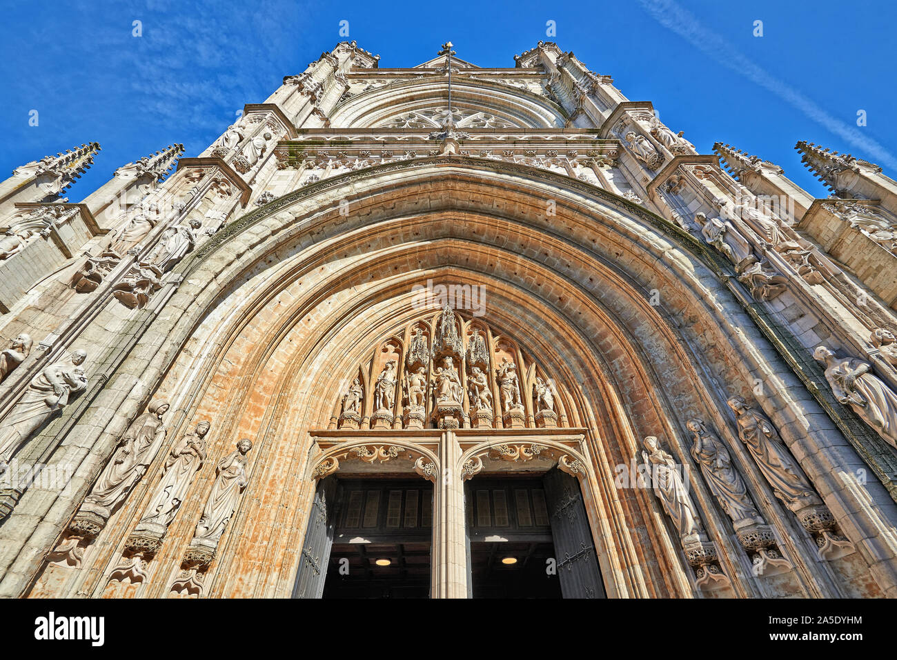 Bruxelles, Belgio - 17 febbraio 2019: Dettaglio dell'ingresso principale della cattedrale di Notre Dame du Sablon e la Cattedrale di Bruxelles in Belgio 2019 Foto Stock