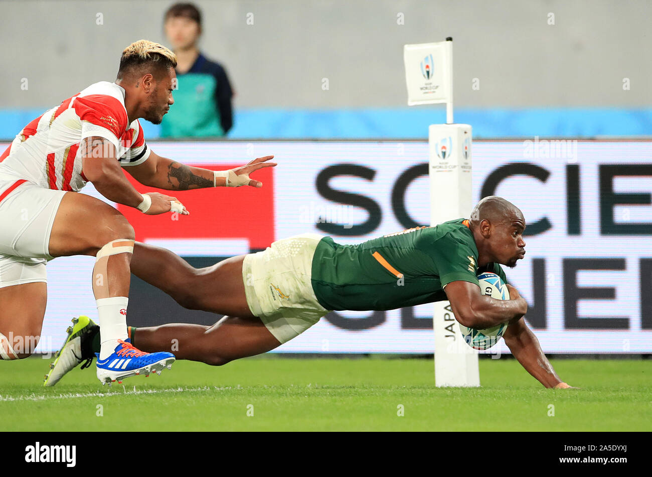 Sud Africa Makazole punteggi Mapimpi il suo lato della terza prova durante il 2019 Coppa del Mondo di Rugby Quarti di finale corrisponde al Tokyo Stadium. Foto Stock