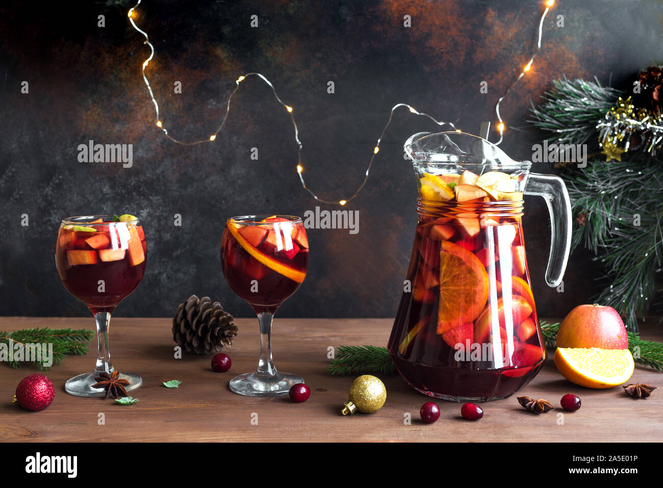 Natale Punch o sangria in brocca e bicchieri con decorazione di Natale  sulla tavola di legno, copia dello spazio. Vino rosso frutta drink di  Natale Foto stock - Alamy