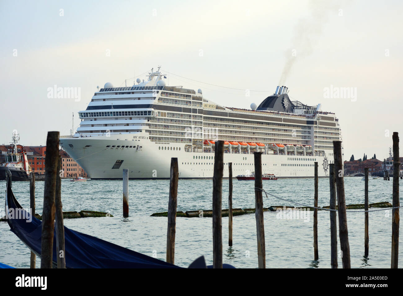 La nave di crociera nella laguna di Venezia - Italia. Foto Stock