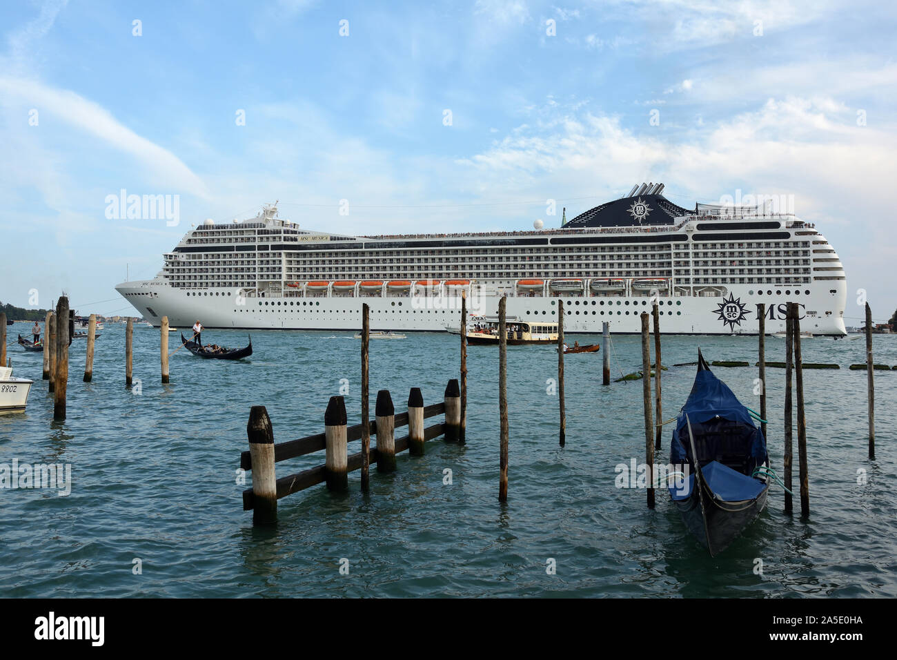 La nave di crociera nella laguna di Venezia - Italia. Foto Stock