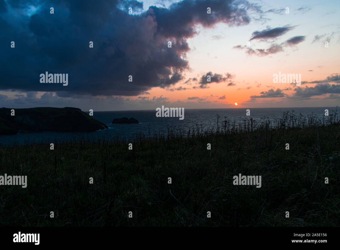 Tramonto da un alto punto panoramico costiero a Boscastle, Cornovaglia, Regno Unito Foto Stock