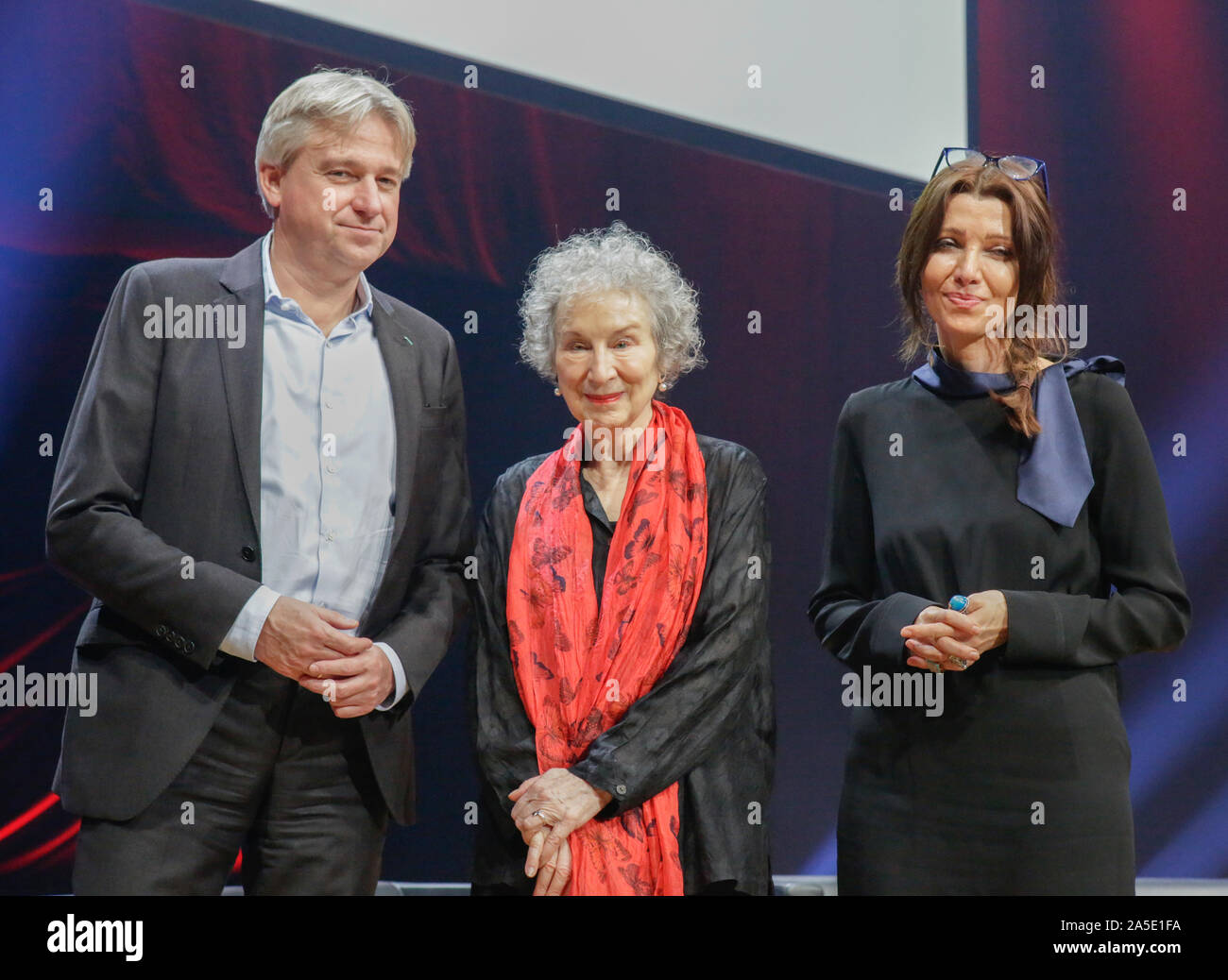 Francoforte, Germania. Xix oct, 2019. Juergen Boos (sinistra), il Direttore della Fiera del Libro di Francoforte, autore canadese Margaret Atwood (centro) e autore turco Elif Shafak (destra) sono illustrati in una foto chiamata alla Fiera del Libro di Francoforte. La 71th Frankfurt Book Fair 2019 è la più grande fiera del libro con più di 7.500 espositori e oltre 285.000 visitatori attesi. L ospite d onore per il 2019 Fiera è in Norvegia. (Foto di Michael Debets/Pacific Stampa) Credito: Pacific Press Agency/Alamy Live News Foto Stock