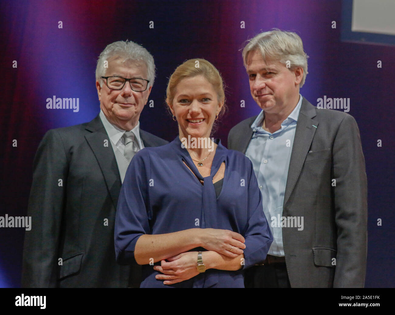 Francoforte, Germania. Xix oct, 2019. Welsh thriller autore Ken Follett (sinistra), autore norvegese Maja Lunde (centro) e Juergen Boos (a destra), il Direttore della Fiera del Libro di Francoforte, sono illustrati in una foto chiamata alla Fiera del Libro di Francoforte. La 71th Frankfurt Book Fair 2019 è la più grande fiera del libro con più di 7.500 espositori e oltre 285.000 visitatori attesi. L ospite d onore per il 2019 Fiera è in Norvegia. (Foto di Michael Debets/Pacific Stampa) Credito: Pacific Press Agency/Alamy Live News Foto Stock