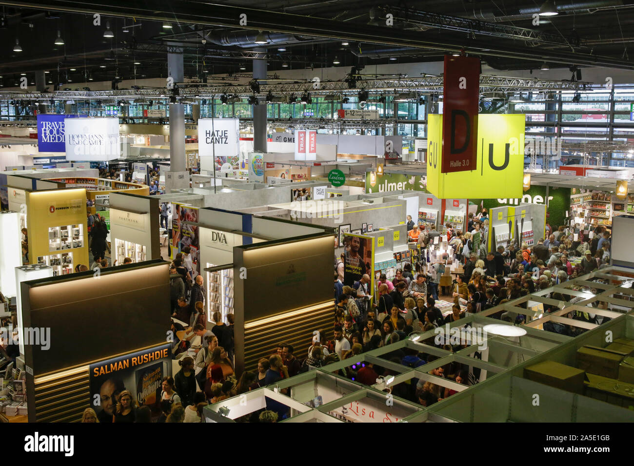 Francoforte, Germania. Xix oct, 2019. Vista su alcuni degli stand alla fiera del libro di Francoforte. La 71th Frankfurt Book Fair 2019 è la più grande fiera del libro con più di 7.500 espositori e oltre 285.000 visitatori attesi. L ospite d onore per il 2019 Fiera è in Norvegia. (Foto di Michael Debets/Pacific Stampa) Credito: Pacific Press Agency/Alamy Live News Foto Stock