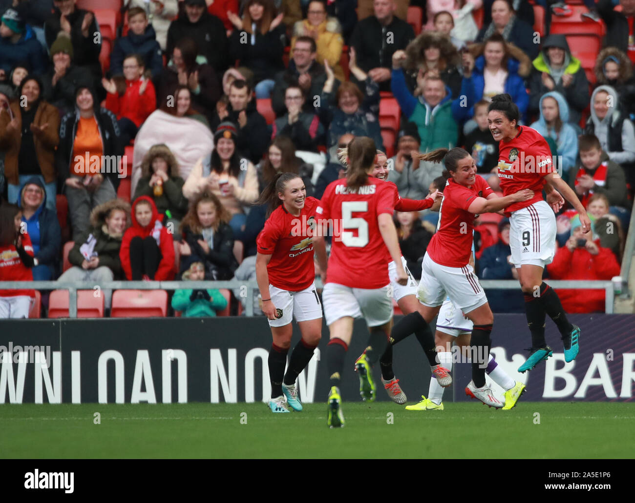 Il Manchester United Jessica Sigsworth celebra dopo segnando il suo lato del secondo obiettivo durante la donna della Continental league coppa di gruppo C corrispondono a Leigh Sports Village. Foto Stock