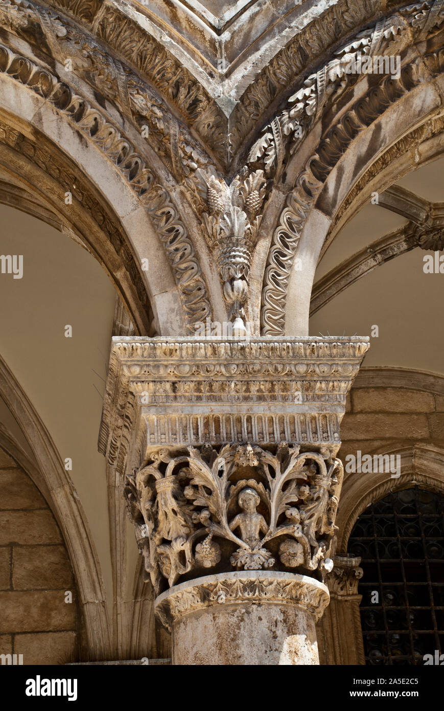 Pilastro della facciata esterna del Palazzo del Rettore a Dubrovnik Croazia. Il Palazzo del Rettore è un palazzo nella città di Dubrovnik che utilizzato per servire come Foto Stock