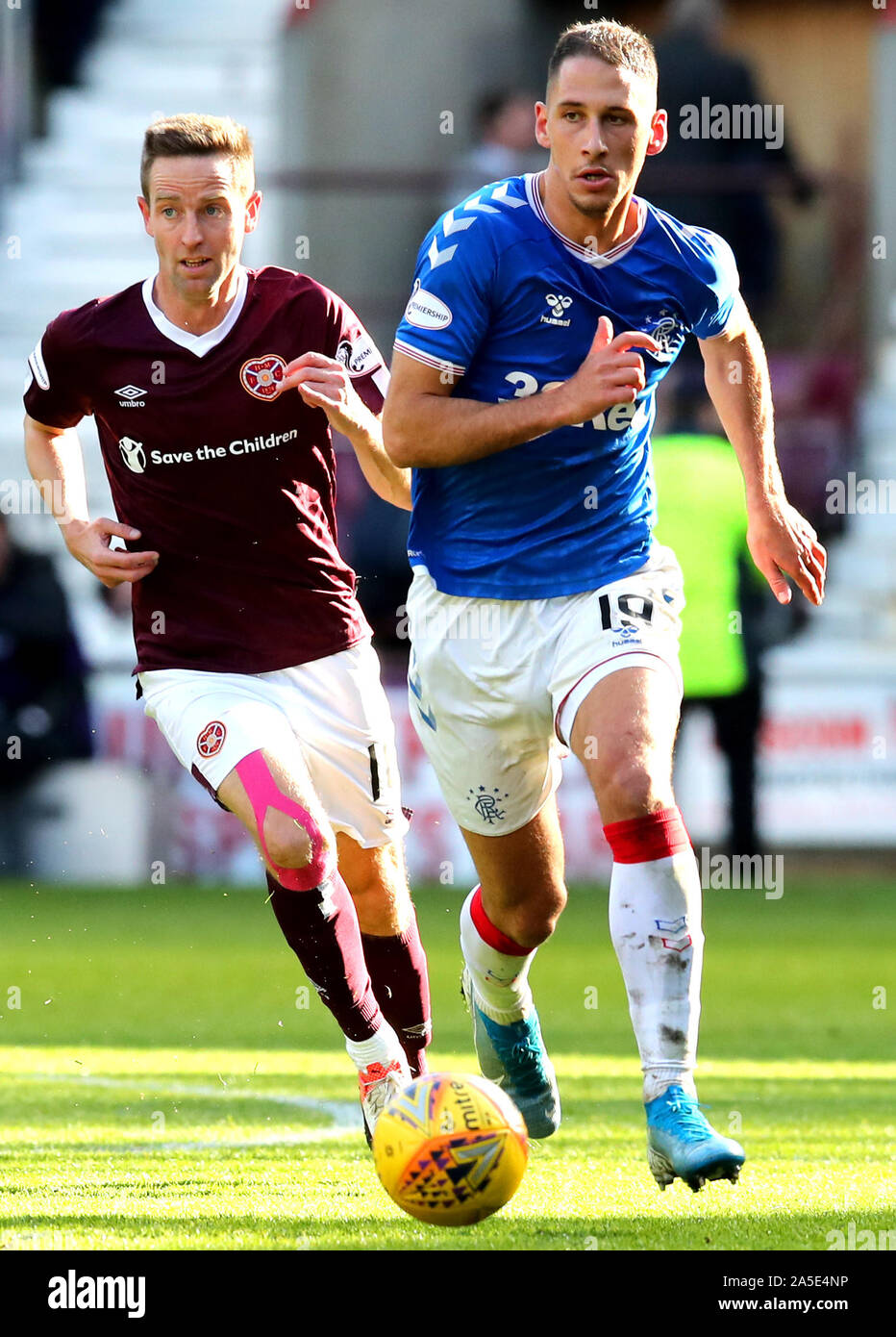 Cuore di Midlothian's Steven MacLean (sinistra) e i Rangers Nikola Katic battaglia per la sfera durante la Ladbrokes Premiership scozzese corrispondono a Tynecastle Park, Edimburgo. Foto Stock