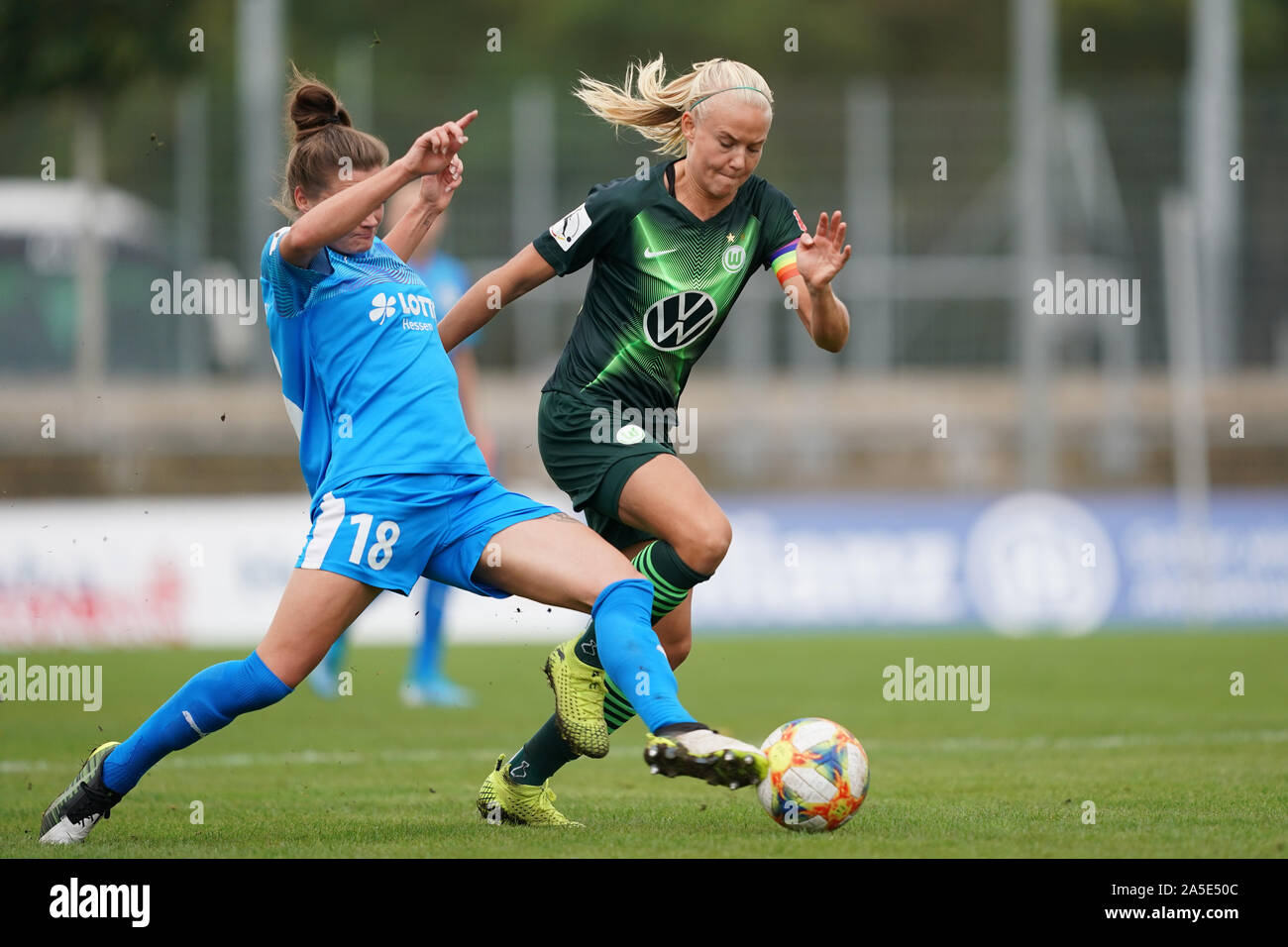 Francoforte, Germania. Xx oct, 2019. Francoforte, Germania. 20 ott 2019. Verena Aschauer di 1. FFC Frankfurt affronta Pernille Harder di Vfl Wolfsburg durante la della Lega delle Donne 'Die Liga " partita di calcio tra 1. FFC Francoforte e Vfl Wolfsburg donne a Stadion am Brentanobad su ottobre 20, 2019 a Francoforte in Germania (foto di Daniela Porcelli/SPP) Credito: SPP Sport Stampa foto. /Alamy Live News Foto Stock