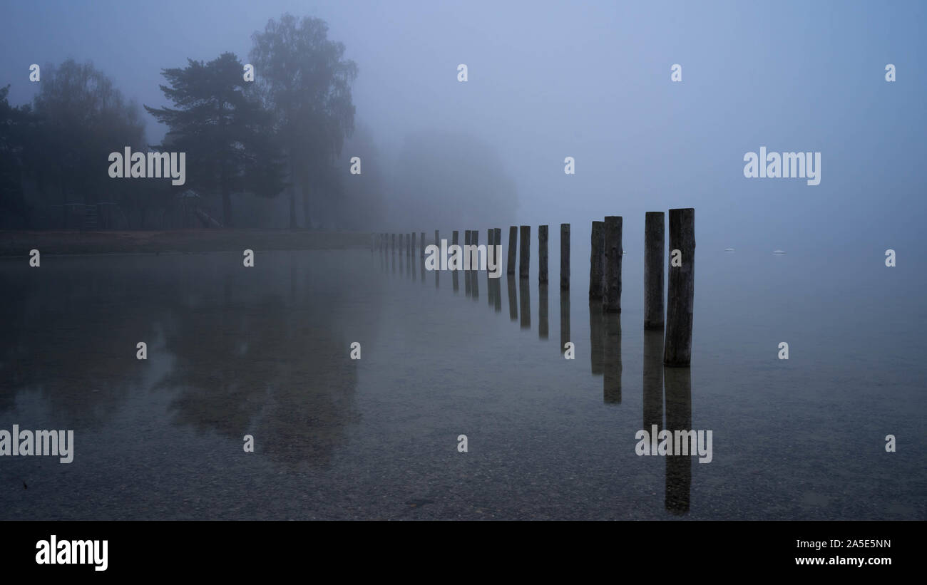 Presto al mattino visita a un tedesco di lakeside durante la nebbia di mattina di autunno Foto Stock