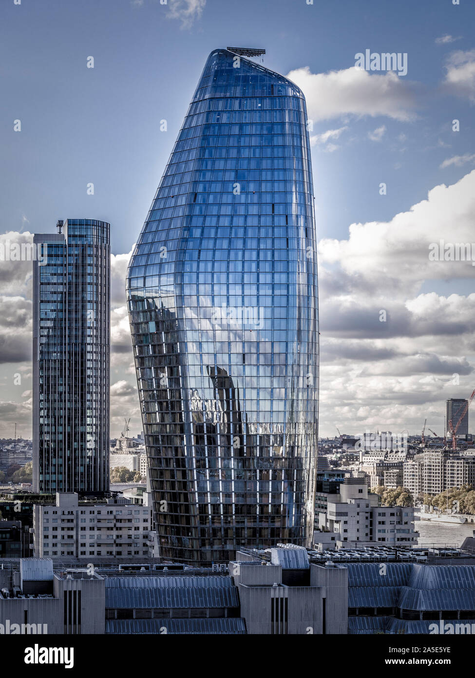 Uno Blackfriars edificio (noto anche come il vaso) e Southbank Tower, London, Regno Unito. Foto Stock