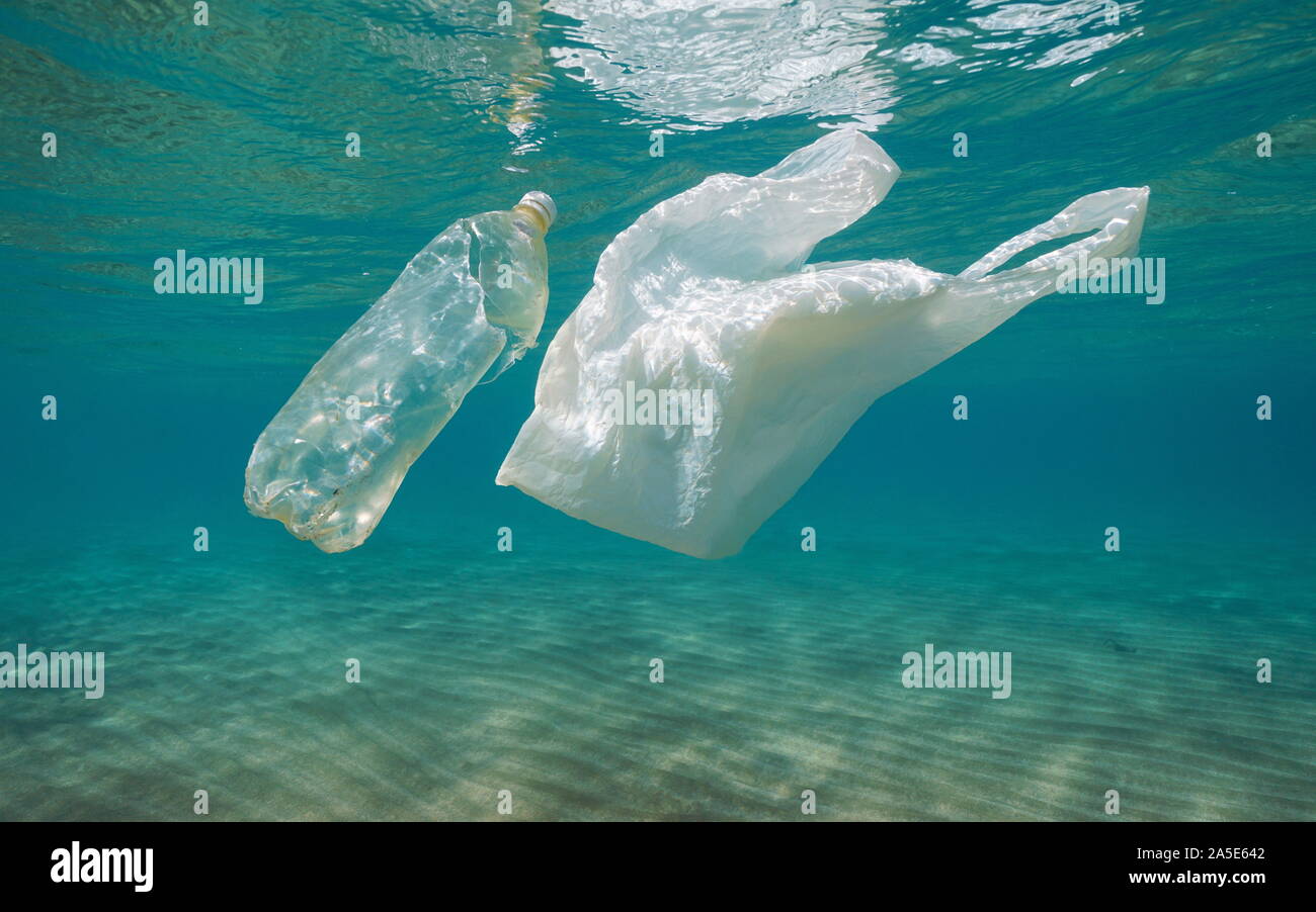 Inquinamento subacqueo, sacchetto di plastica e una bottiglia nel mare Mediterraneo, Francia Foto Stock