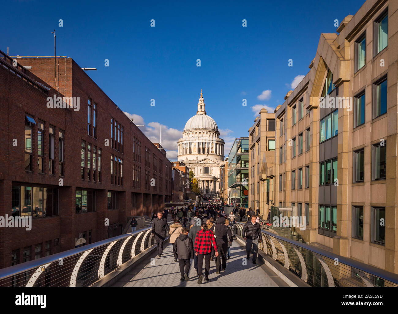 La Cattedrale di St Paul e il Millennium Bridge, Londra, Regno Unito. Foto Stock