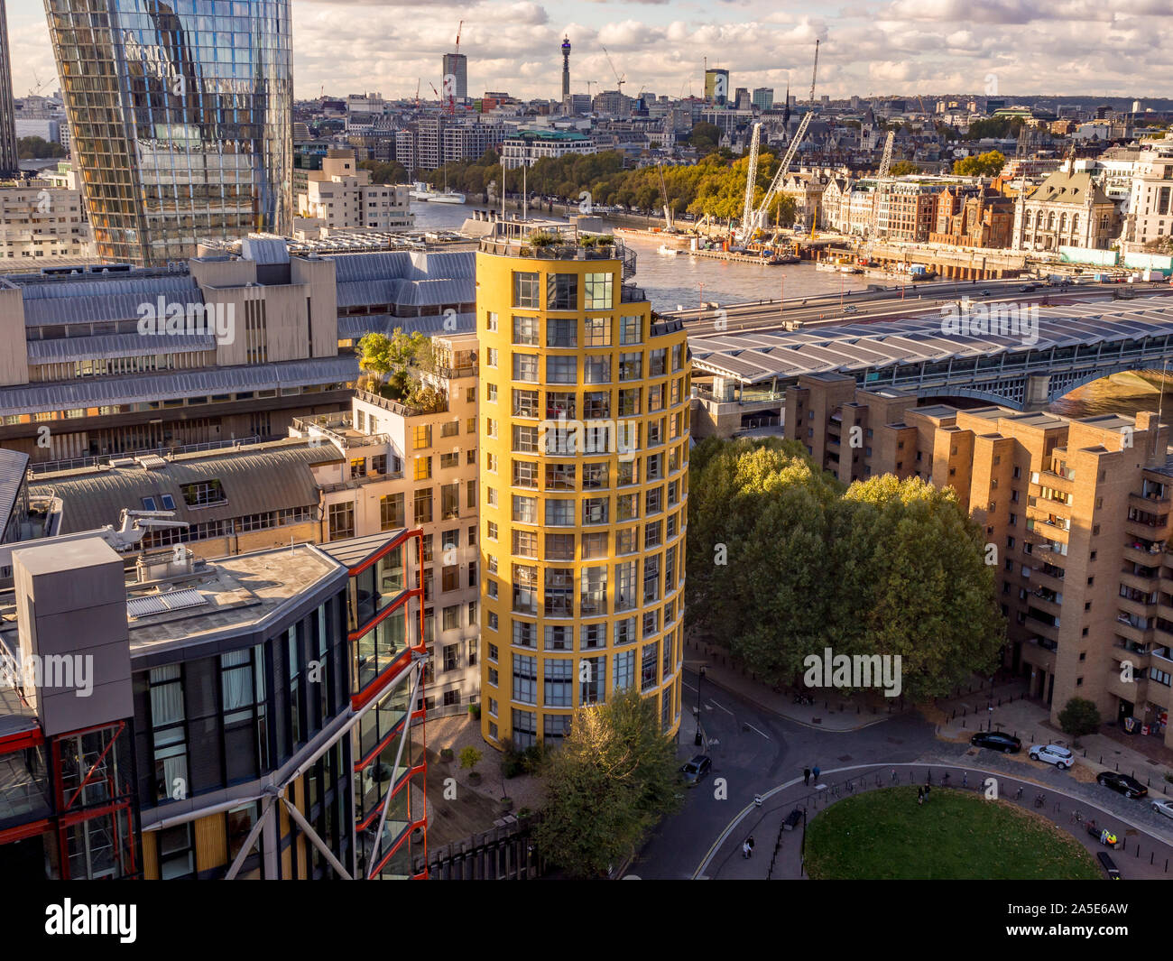 Torre rotonda di Bankside Lofts, un iconico complesso residenziale di stile loft a appartamenti, creato nei primi anni novanta sulla riva sud del fiume Thame Foto Stock