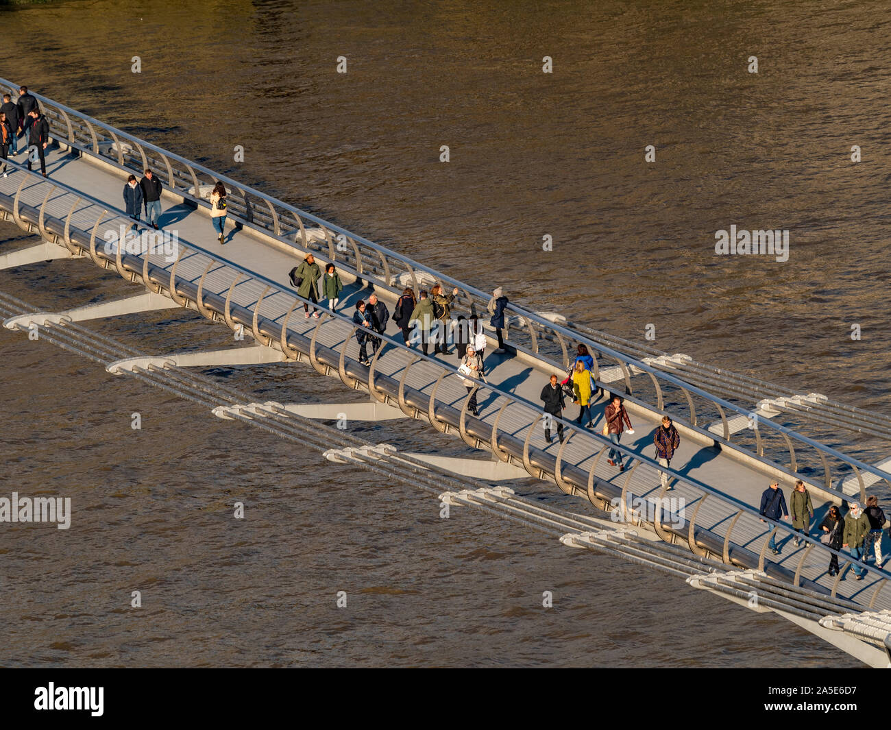 Vista aerea del millennio Ponte sul Fiume Tamigi, Londra, Regno Unito. Foto Stock