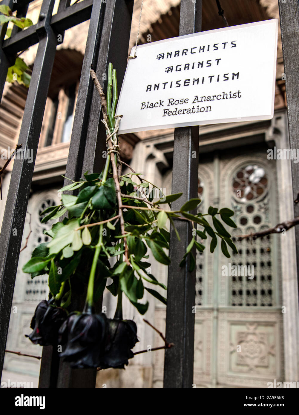 Berlino, Germania. Xx oct, 2019. Black Roses appendere su una griglia nella parte anteriore della Nuova Sinagoga, al di sopra di loro un cartello con la scritta "anarchici contro l' antisemitismo". L'Alleanza per una città cosmopolita e tollerante Berlino aveva chiamato per una catena umana sotto il motto "Noi stare al vostro fianco! Per impostare un esempio contro l antisemitismo e odio. Credito: Paolo Zinken/dpa/Alamy Live News Foto Stock