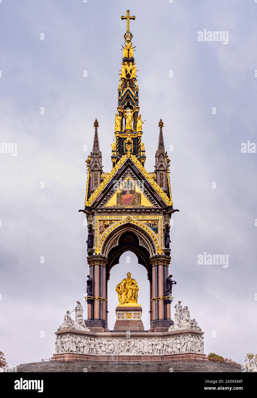 Albert Memorial in Kensington Gardens, Londra, commissionato dalla regina Vittoria in memoria di suo marito il principe Alberto, morto nel 1861. Foto Stock