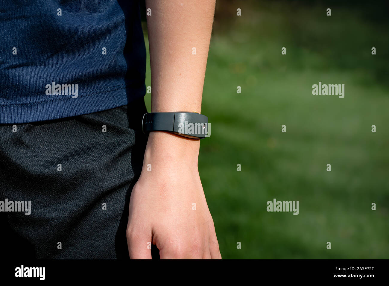 Una persona di sport indossando un Philips Respironics Actiwatch, una ricerca clinica-grade tracker watch per l'insonnia, studi di sonno e di monitoraggio delle attività Foto Stock