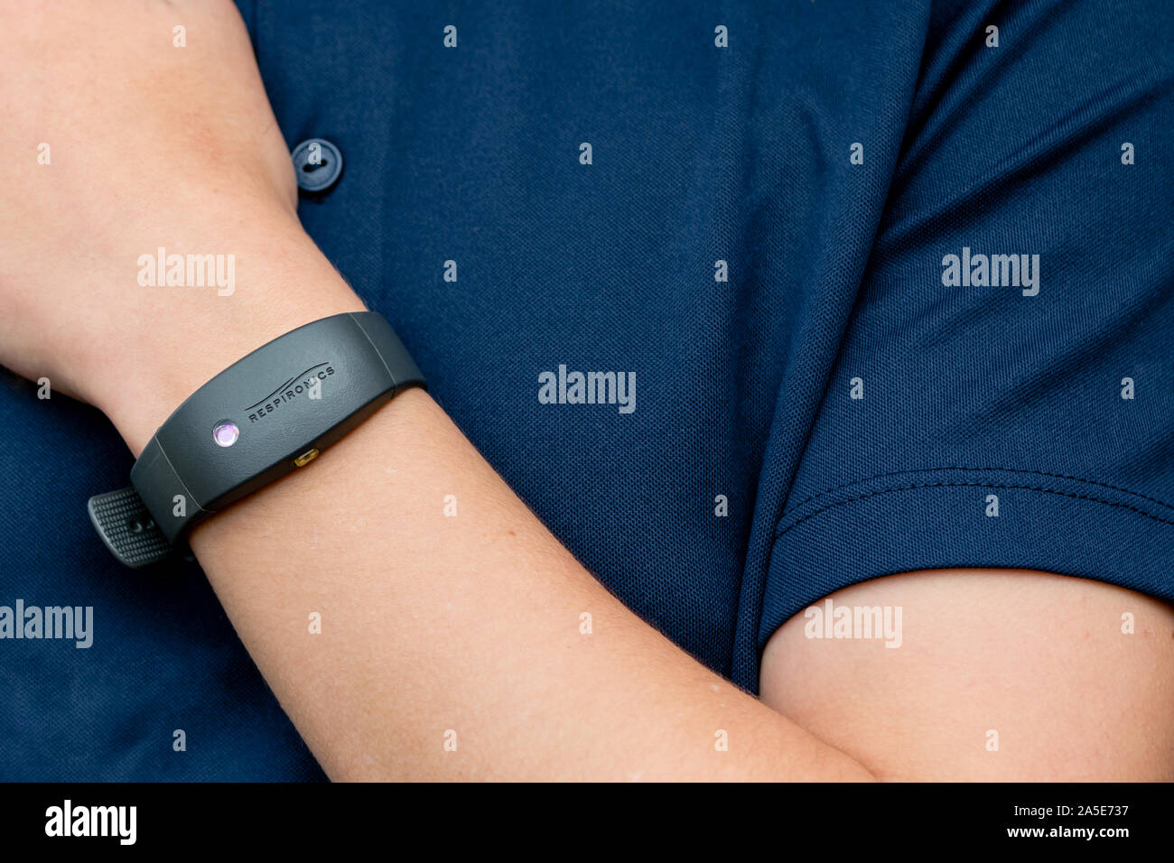 Un giovane sportivo che indossa un Philips Respironics Actiwatch, una ricerca clinica-grade watch per l'insonnia, studi di sonno e di monitoraggio delle attività Foto Stock