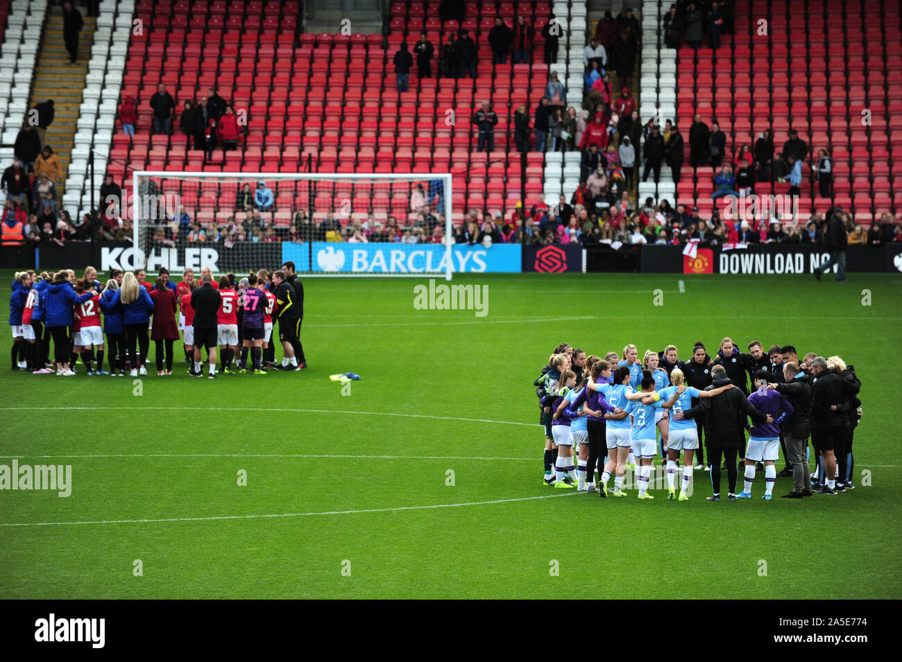 Entrambe le squadre di formare huddles dopo la donna della Continental league coppa di gruppo C corrispondono a Leigh Sports Village. Foto Stock