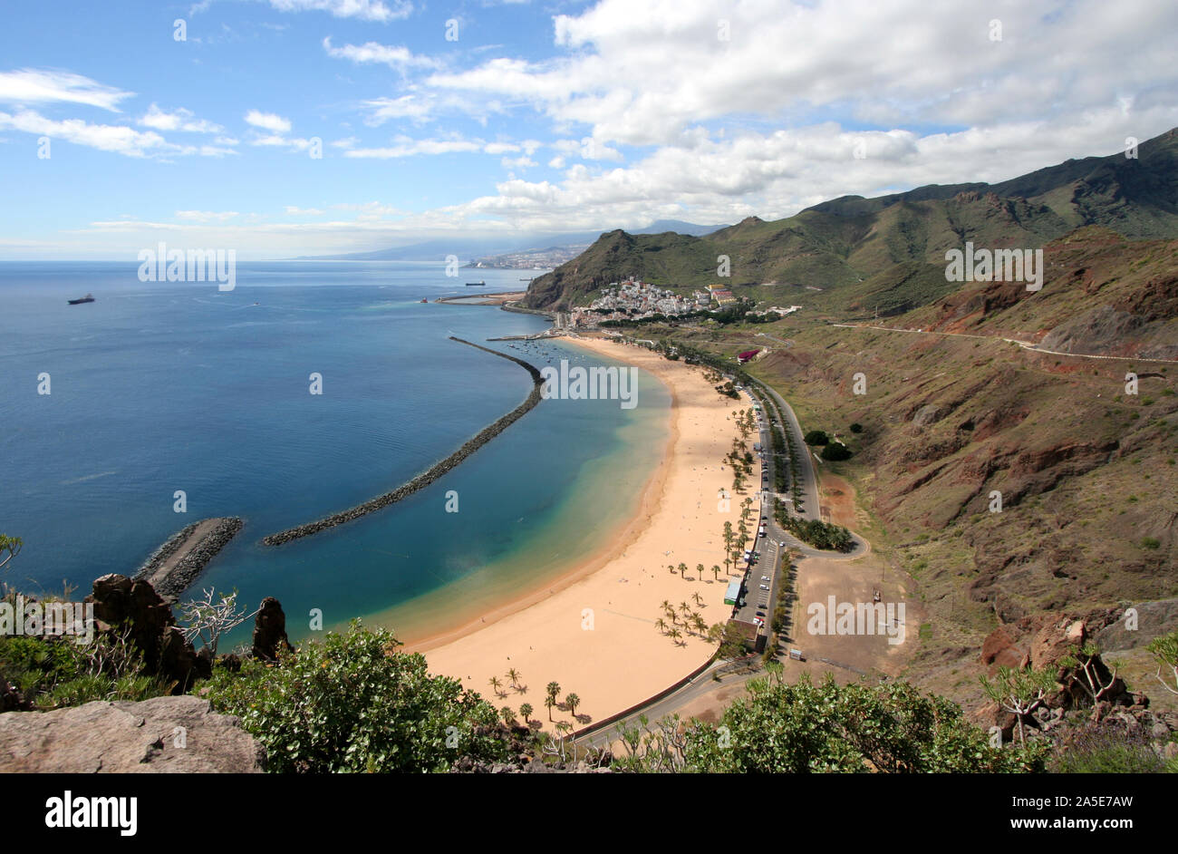 Panoramica sulla famosa Playa de Las Teresitas a Tenerife, Spagna. Foto Stock